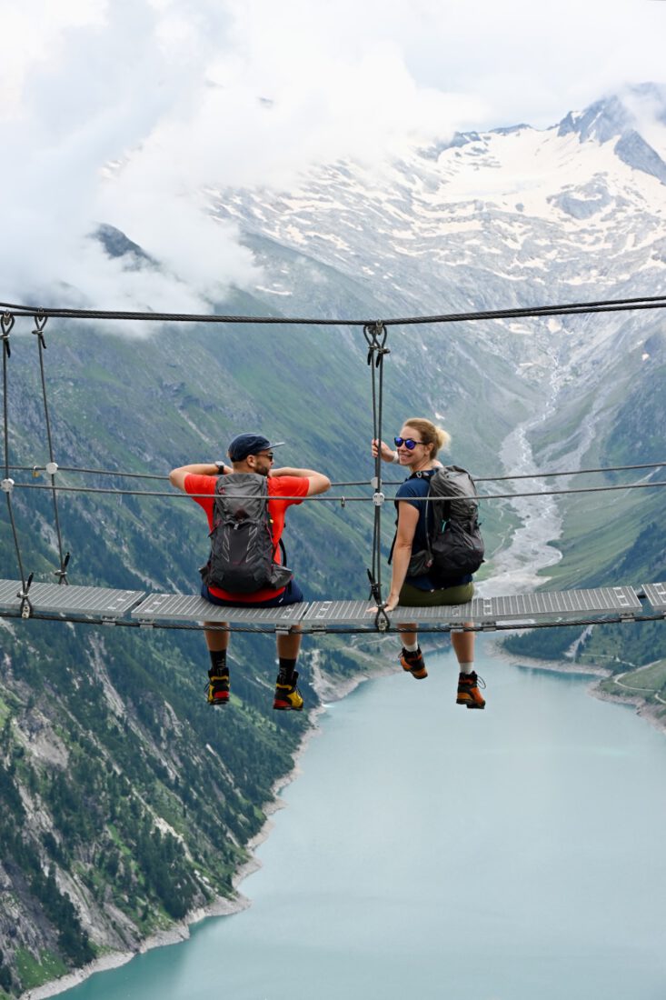 Thomas und Melanie sitzern auf der Olperer Brücke