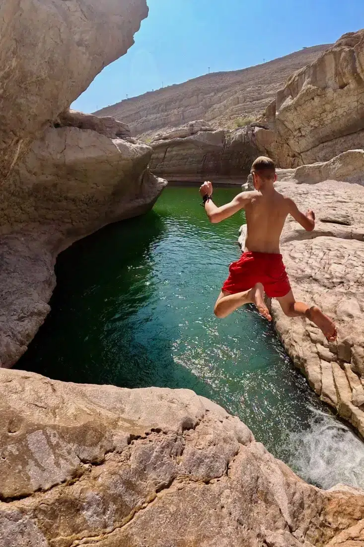 Ben springt in einen Pool im Wadi Bani Khalid