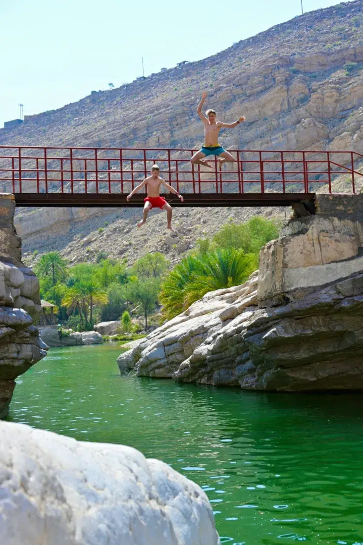 Ben und Flo springen von der Brücke im Wadi Bani Khalid im Oman