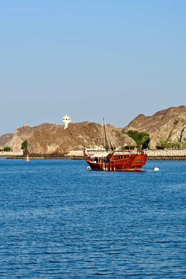Ein Dhow Boat im Hafen von Muscat