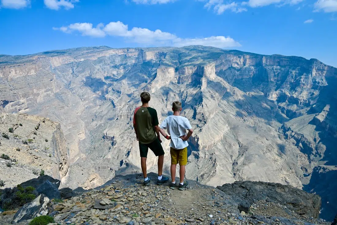 Flo und Ben stehen am Jebel Shams Canyon
