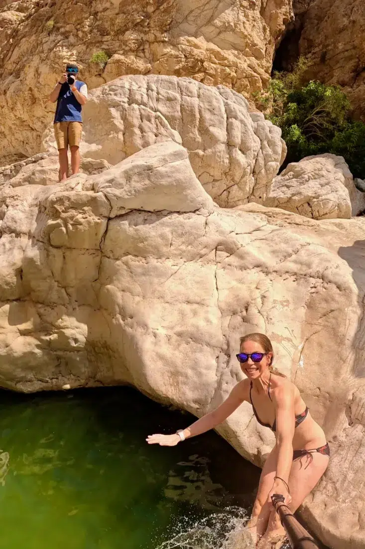 Melanie rutsch auf den Felsen im Wadi Bani Khalid