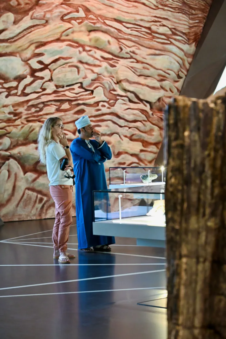Melanie und Dawood im Oman Across Ages Museum