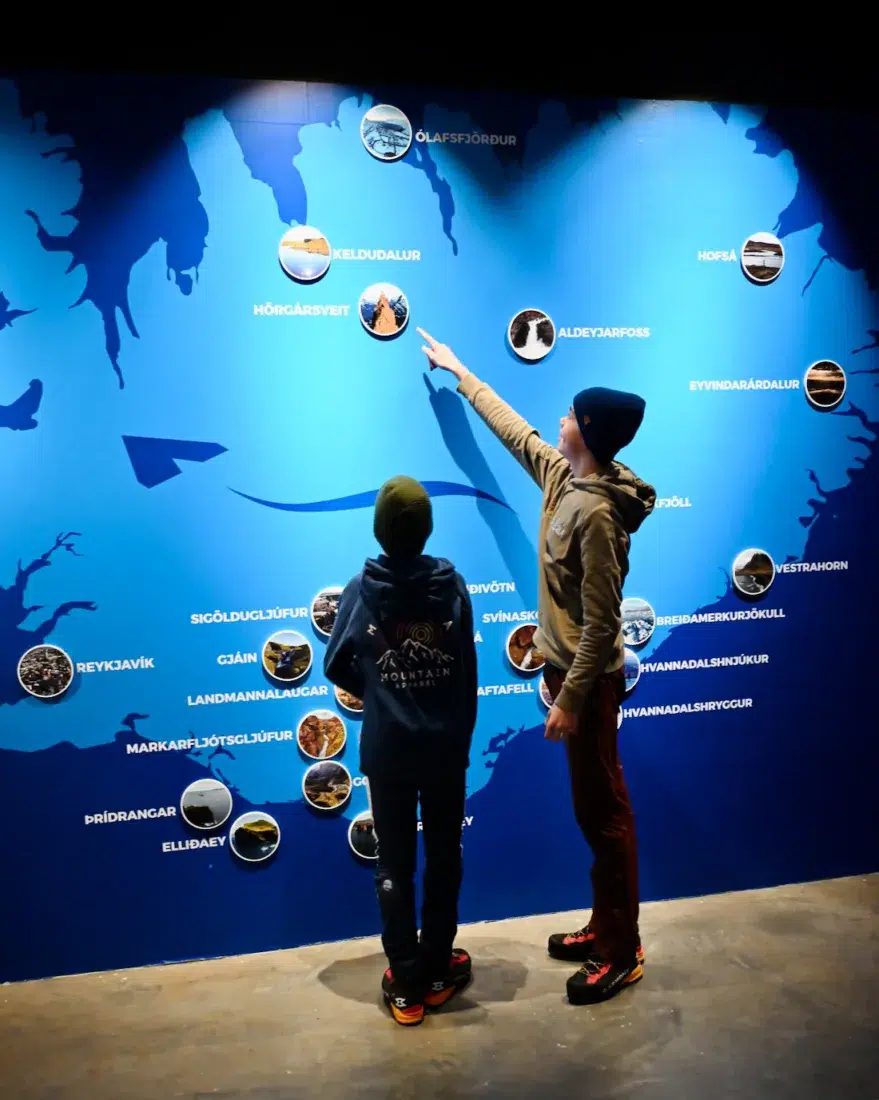 Ben und Flo achauen die Orte an von Fly over Iceland