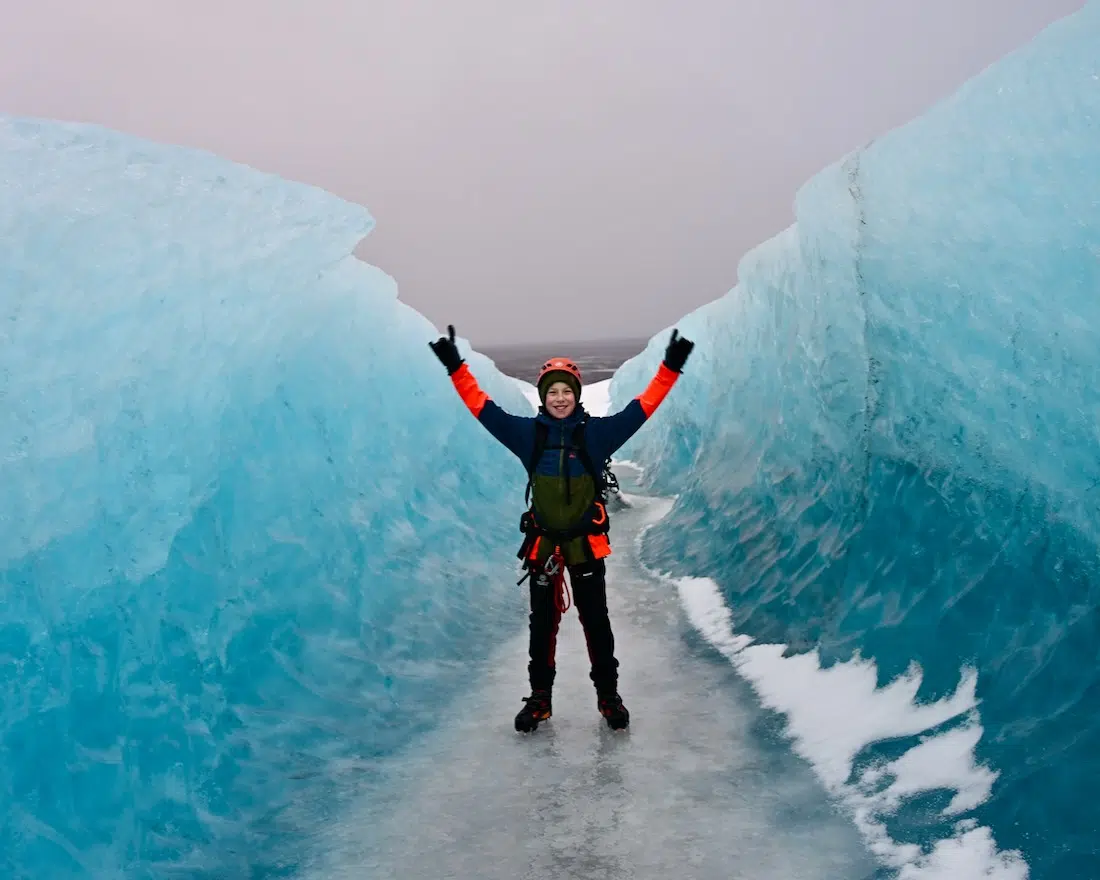 Ben im Eis des Breidamerkurjökull Gletschers mit Glacier Adventure