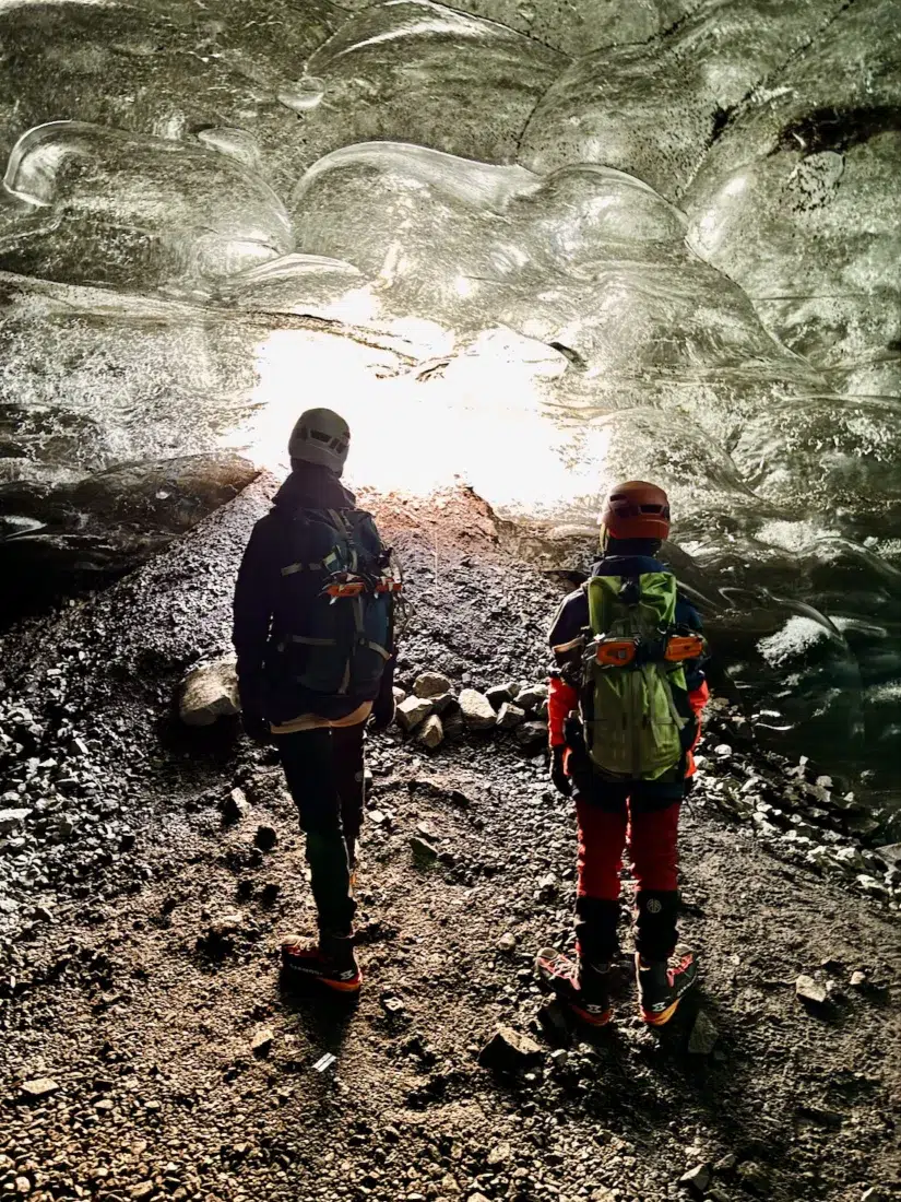 Ben und Flo in der Blue Ice Cave in Island