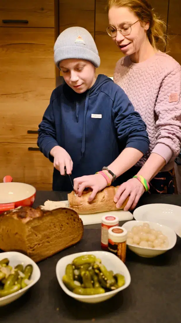 Ben und Melanie bereiten das Essen in der Küche im Elldus Resort vor