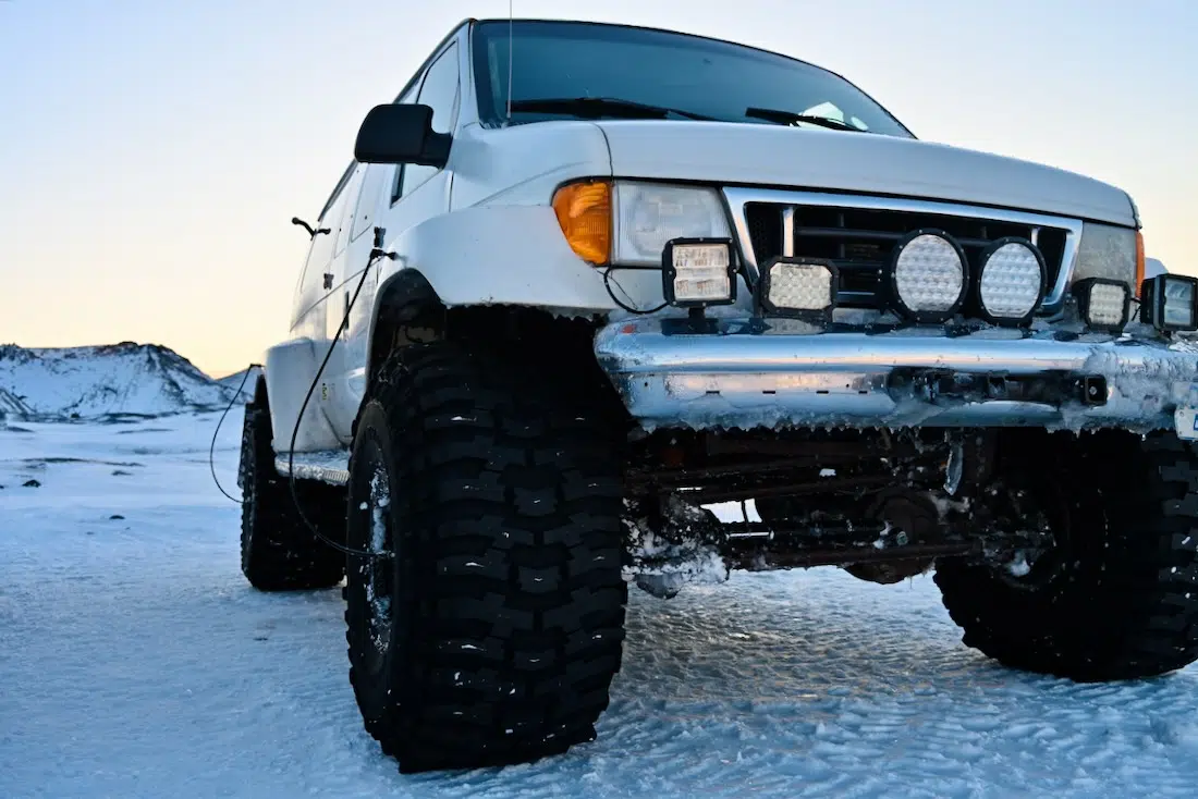 Der Super Truck an der Katla Eishöhle