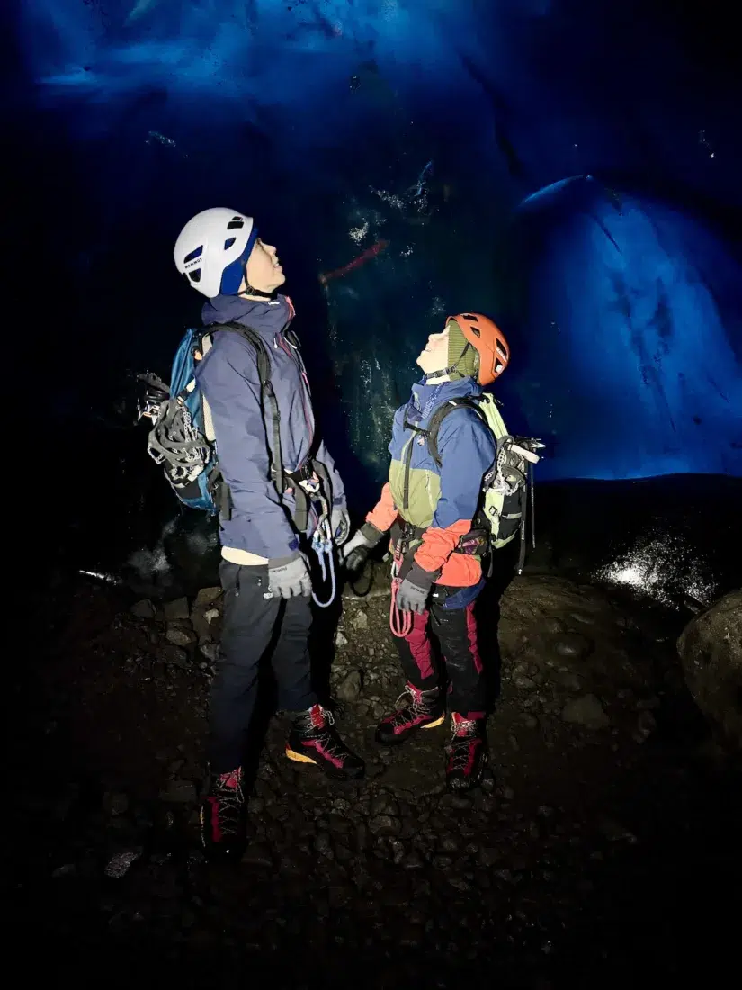 Flo udn Ben in der Blue Ice Cave in Island