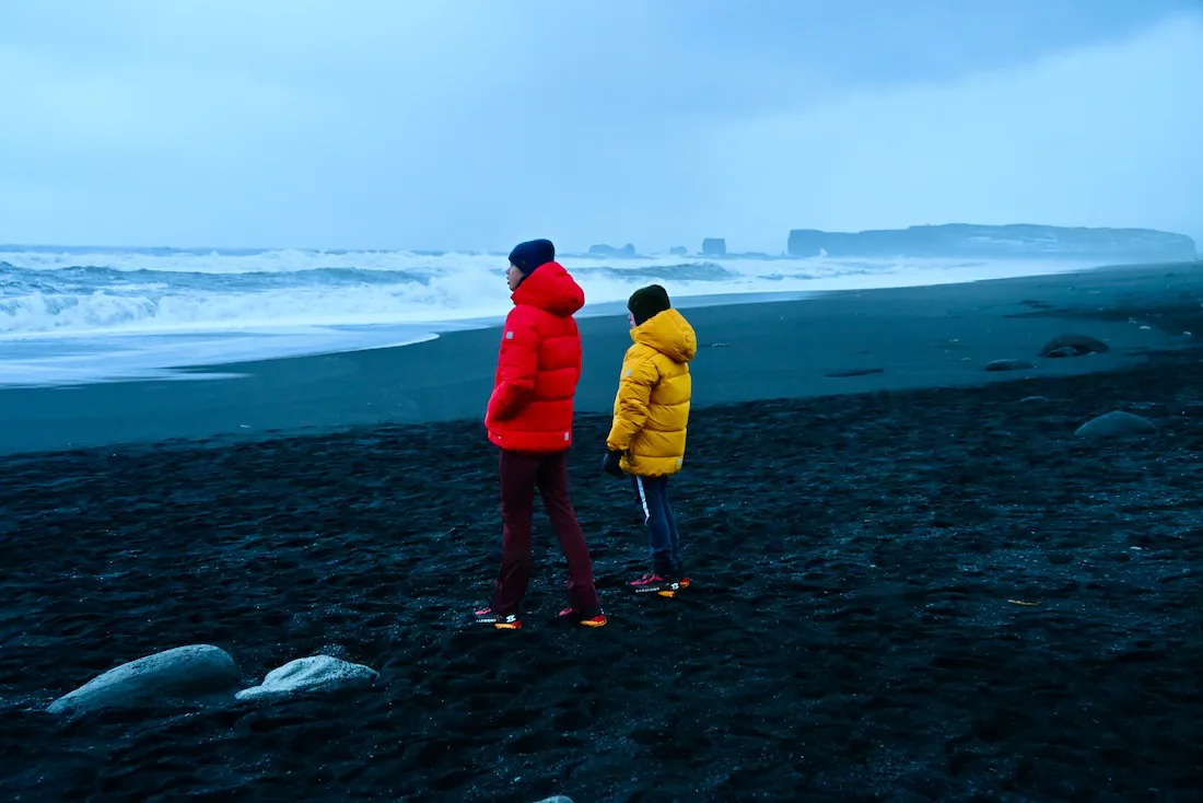 Flo und Ben am Black Beach in Island