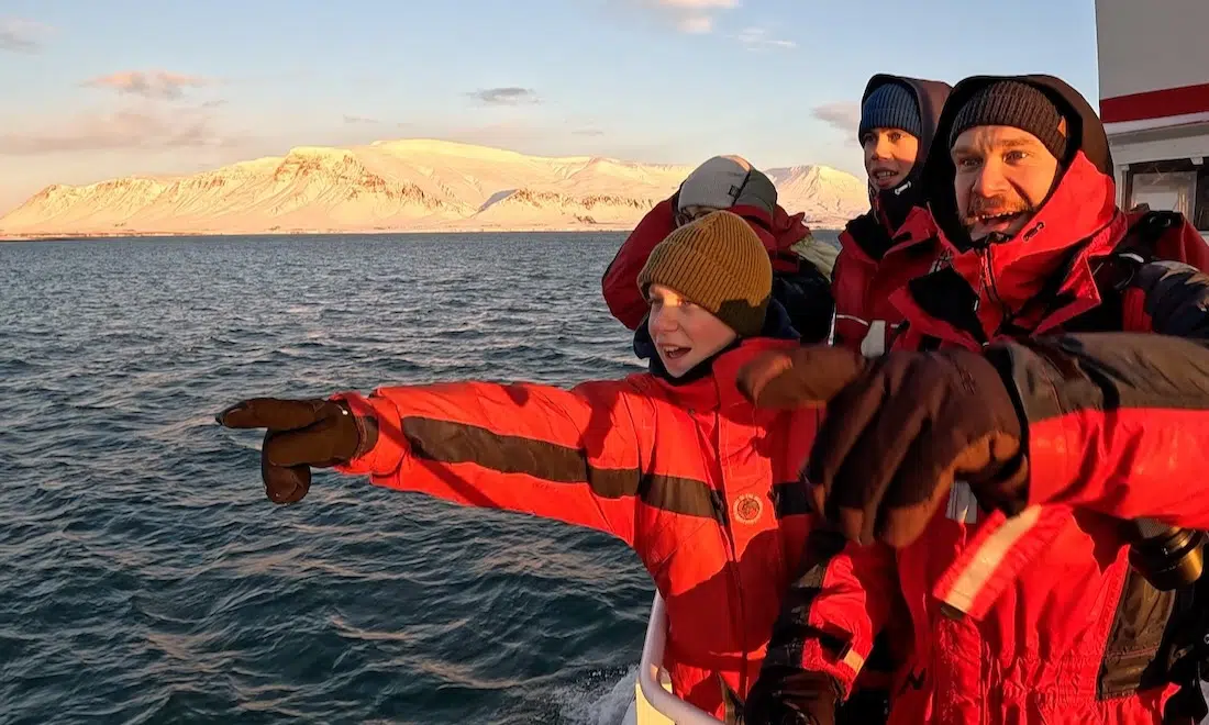 Fravely sehen ein Wal mit Elding Whalewatching