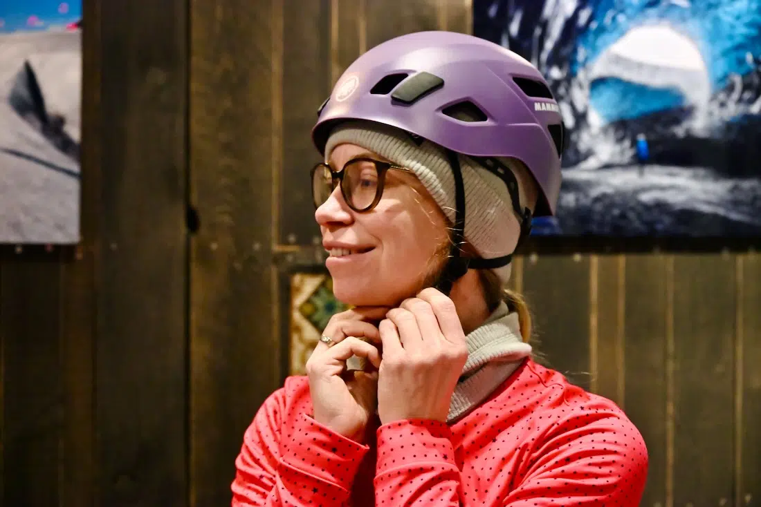 Mammut Helm anlegen bei Glacier Adventure