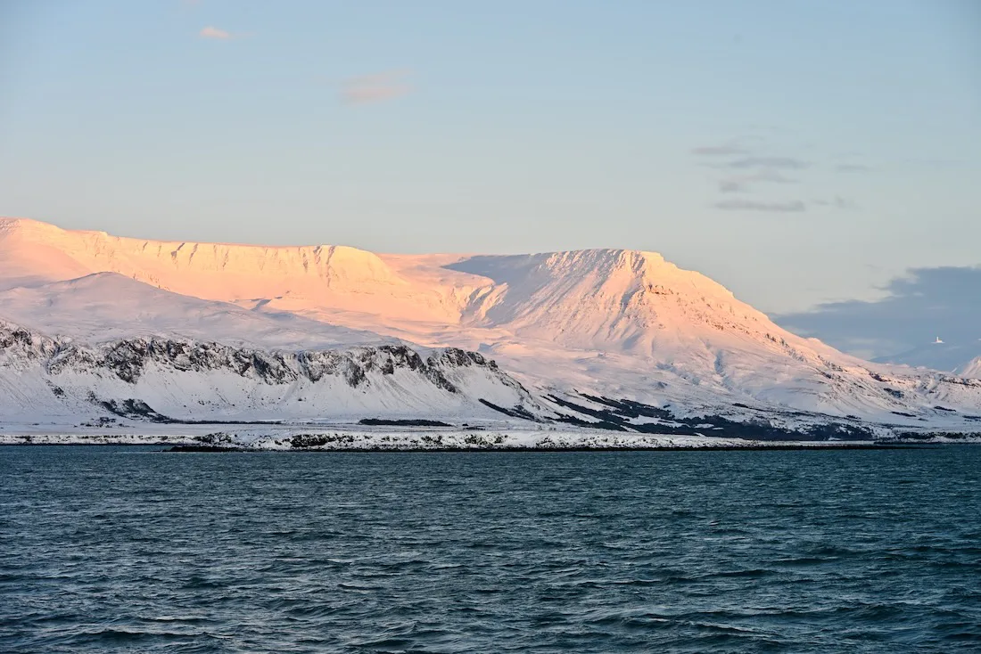 Schneebedeckte Berge vor der Küste von ISland