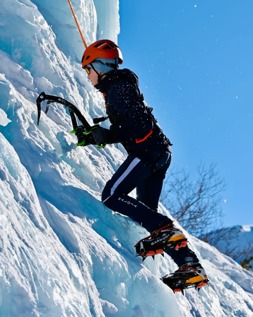Ben beim Eisklettern im Eisklettergarten der Silvretta Bielerhöhhe
