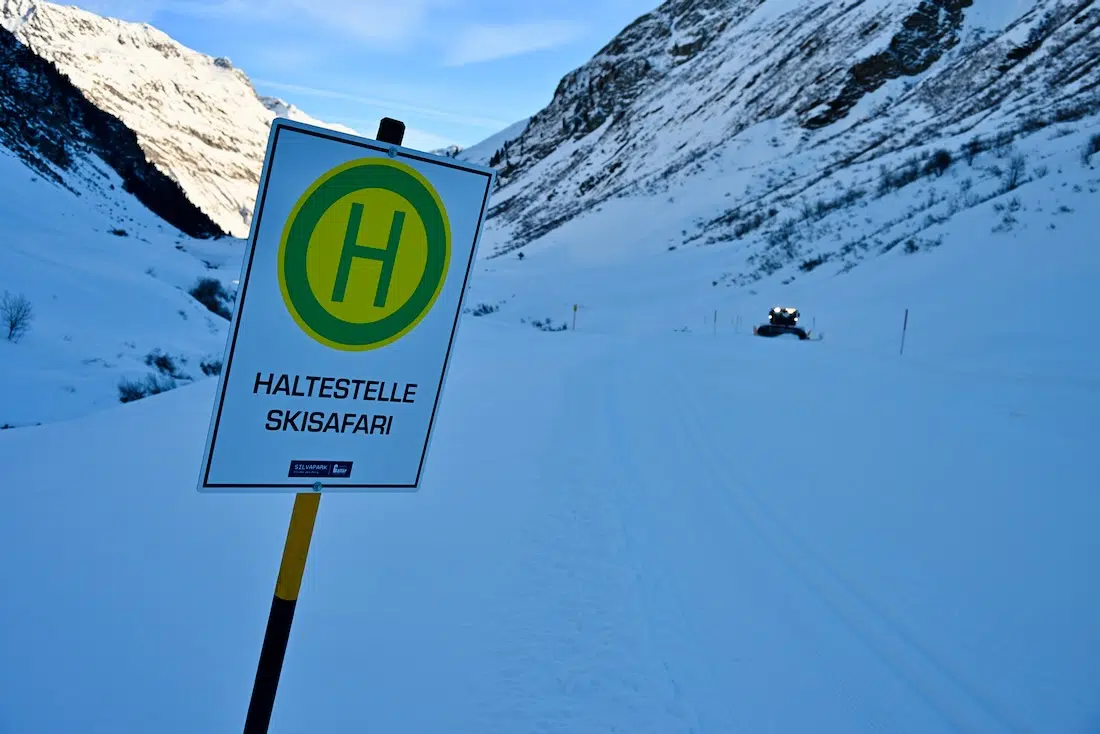 Die Haltestelle der Silvretta Skisafari und die Pistenraupe