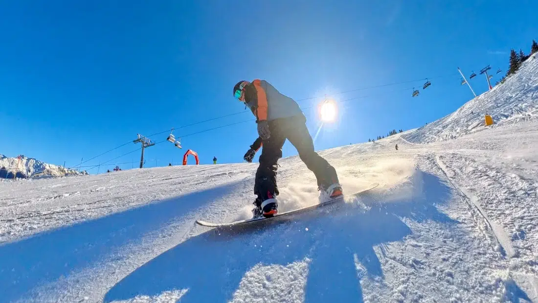 Flo am Erlebnisberg Golm auf dem Snowboard