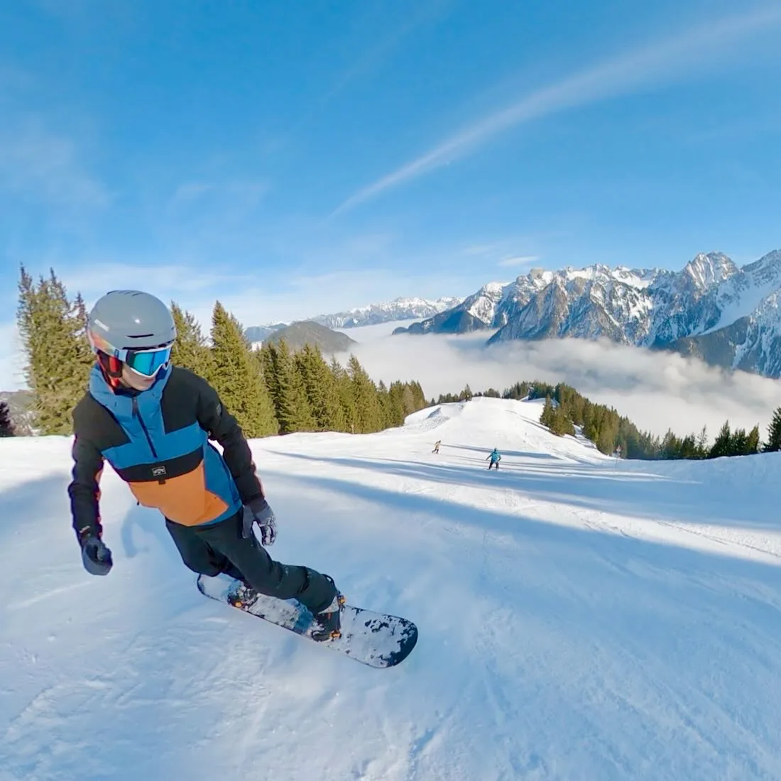 Flo fährt Snowboard im Brandnertal