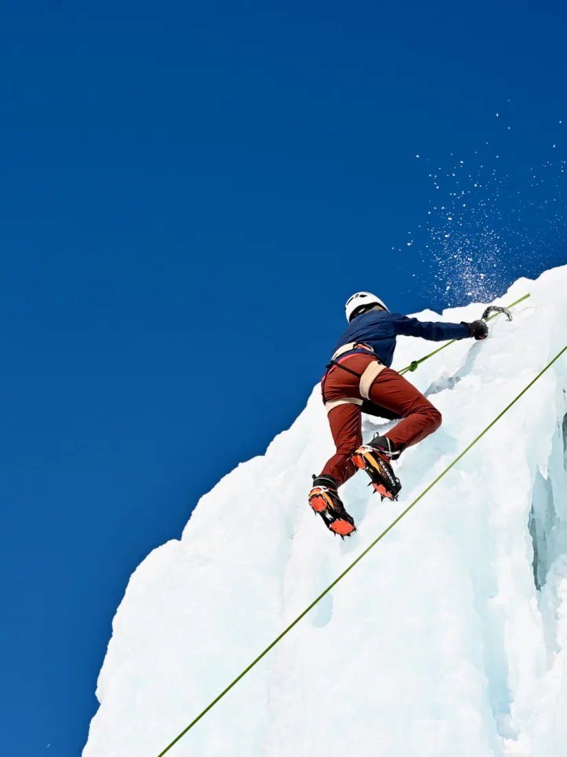 Flo klettert in der Eiswand auf der Silvretta Bielerhöhe