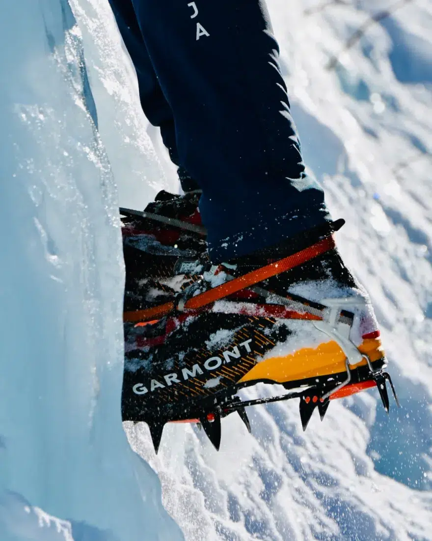 Garmont Schuhe und Steigeisen beim Eisklettern