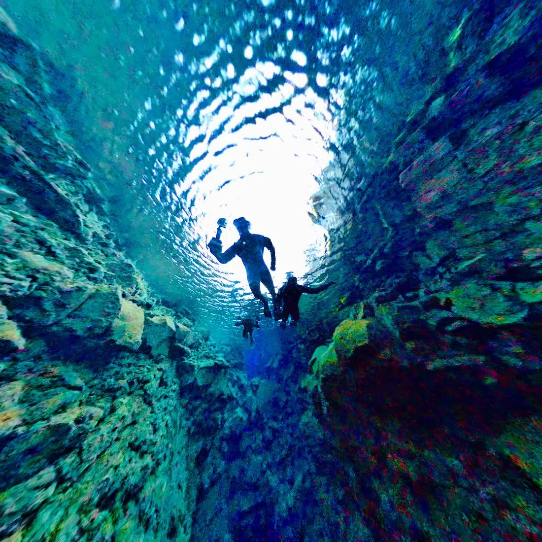 Fravely taucht in der Silfra Spalte