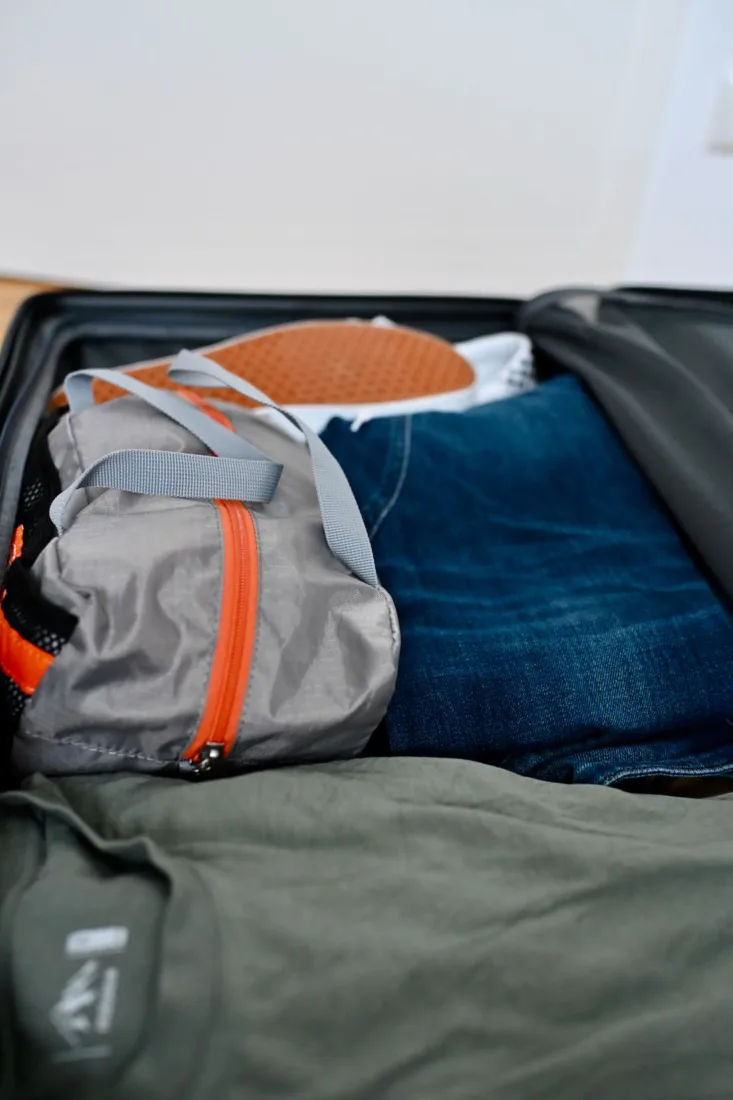 Linke Seite des Level8 Koffers mit Klamotten gepackt