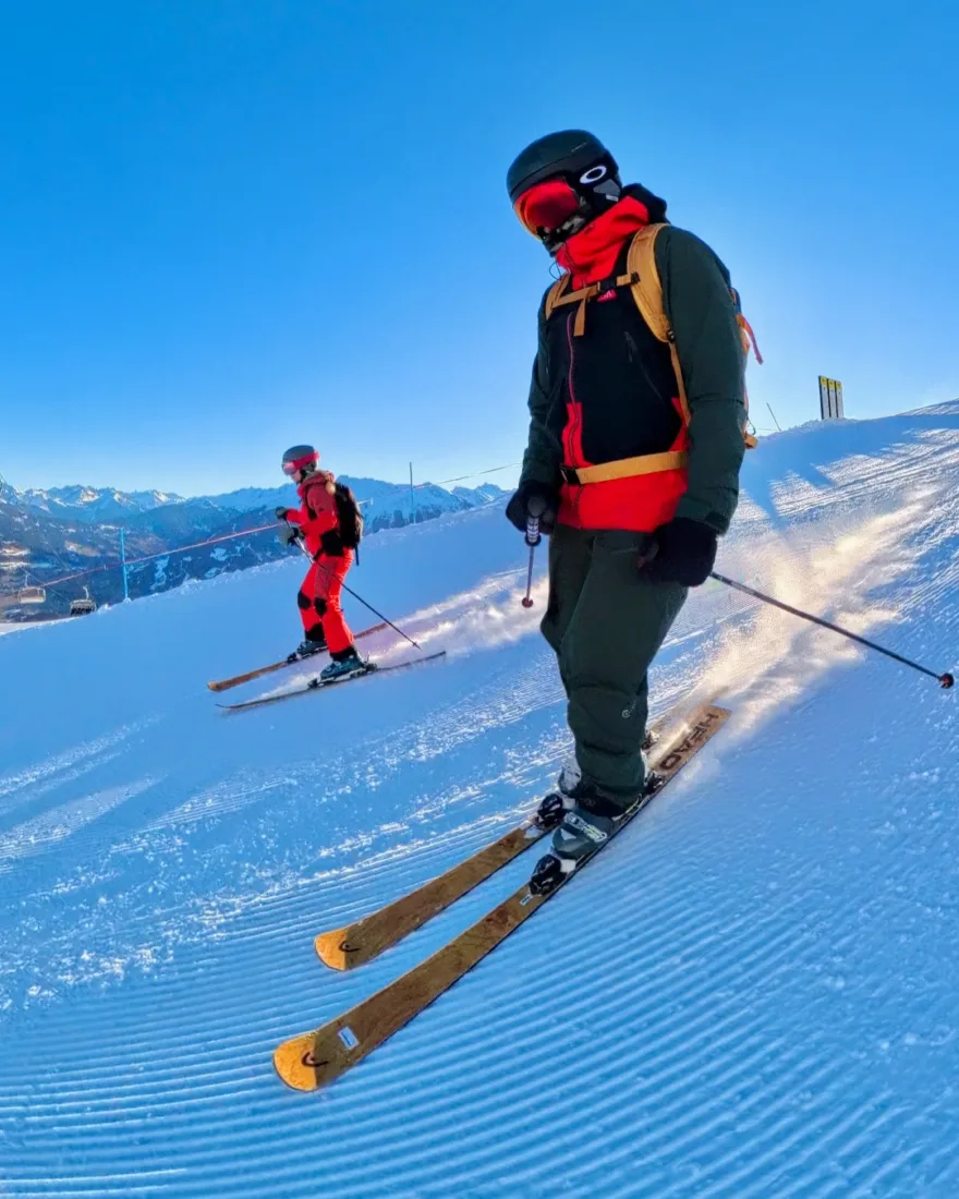Melanie und Thomas auf der Skipiste am Erlebnisberg Golm