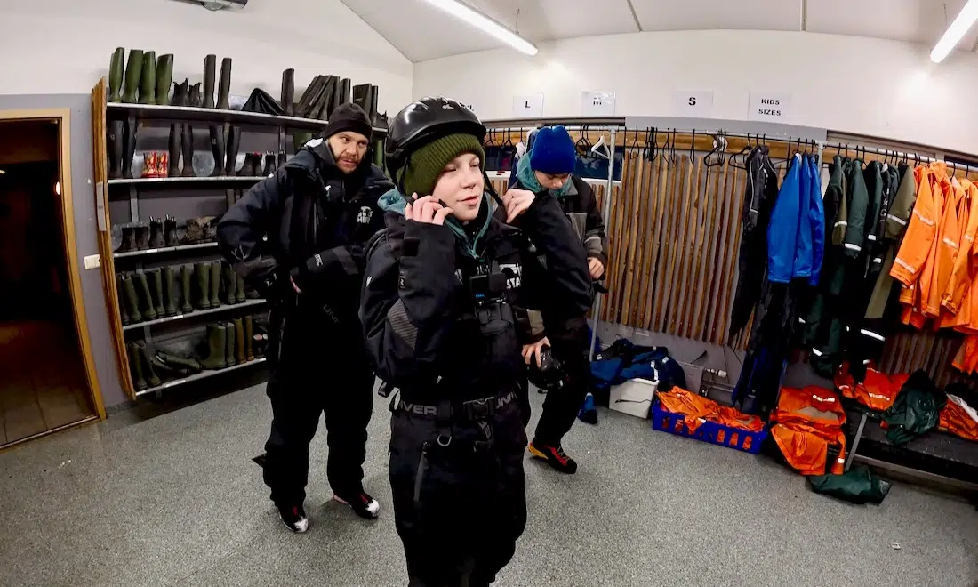 Ben setzt einen Reithelm auf bei Ishestar Riding