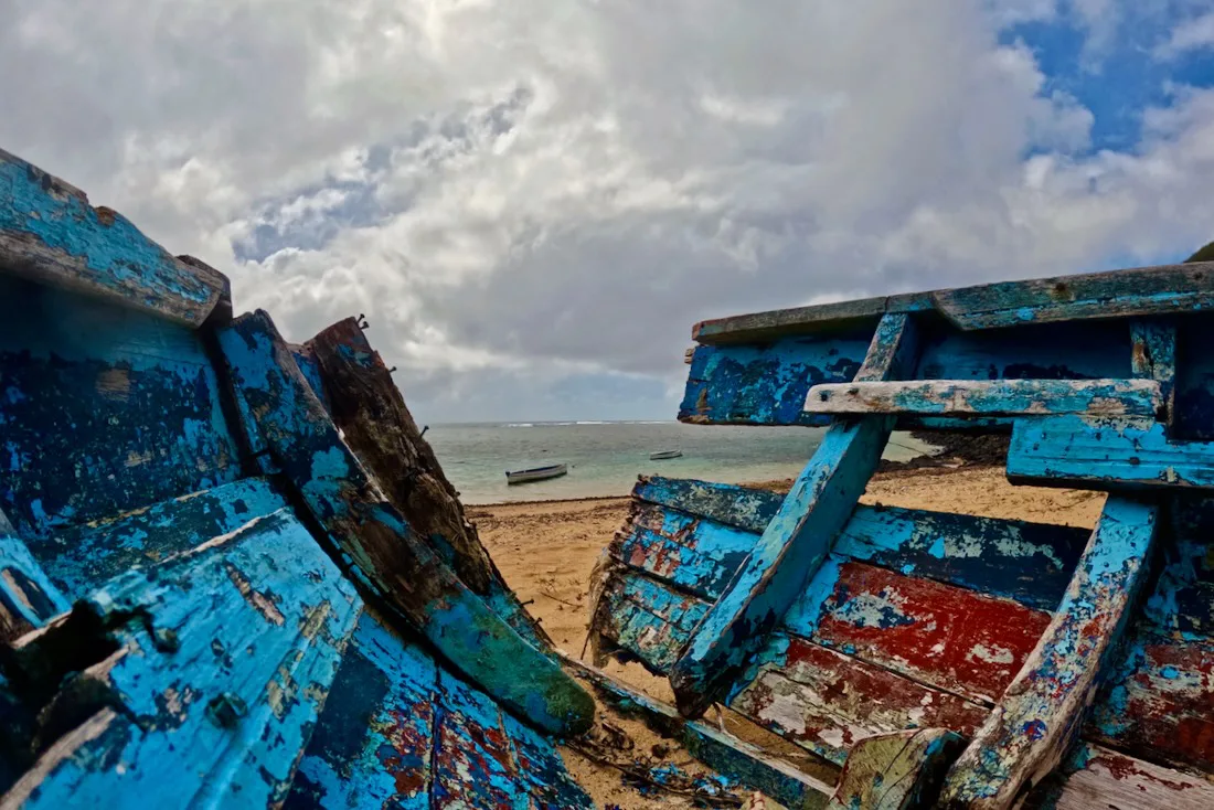 Altes Fischerboot am Strand von Rodrigues