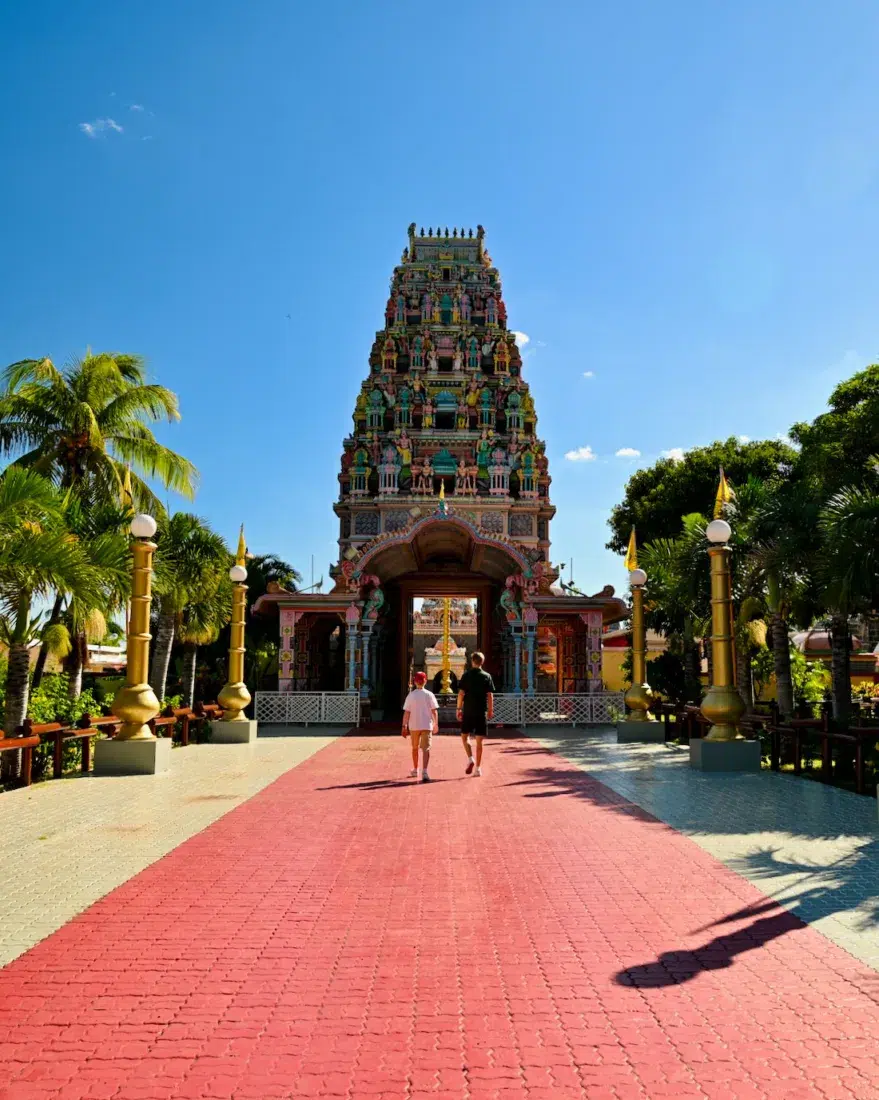 Ben und Flo laufen zum Kaylasson Temple