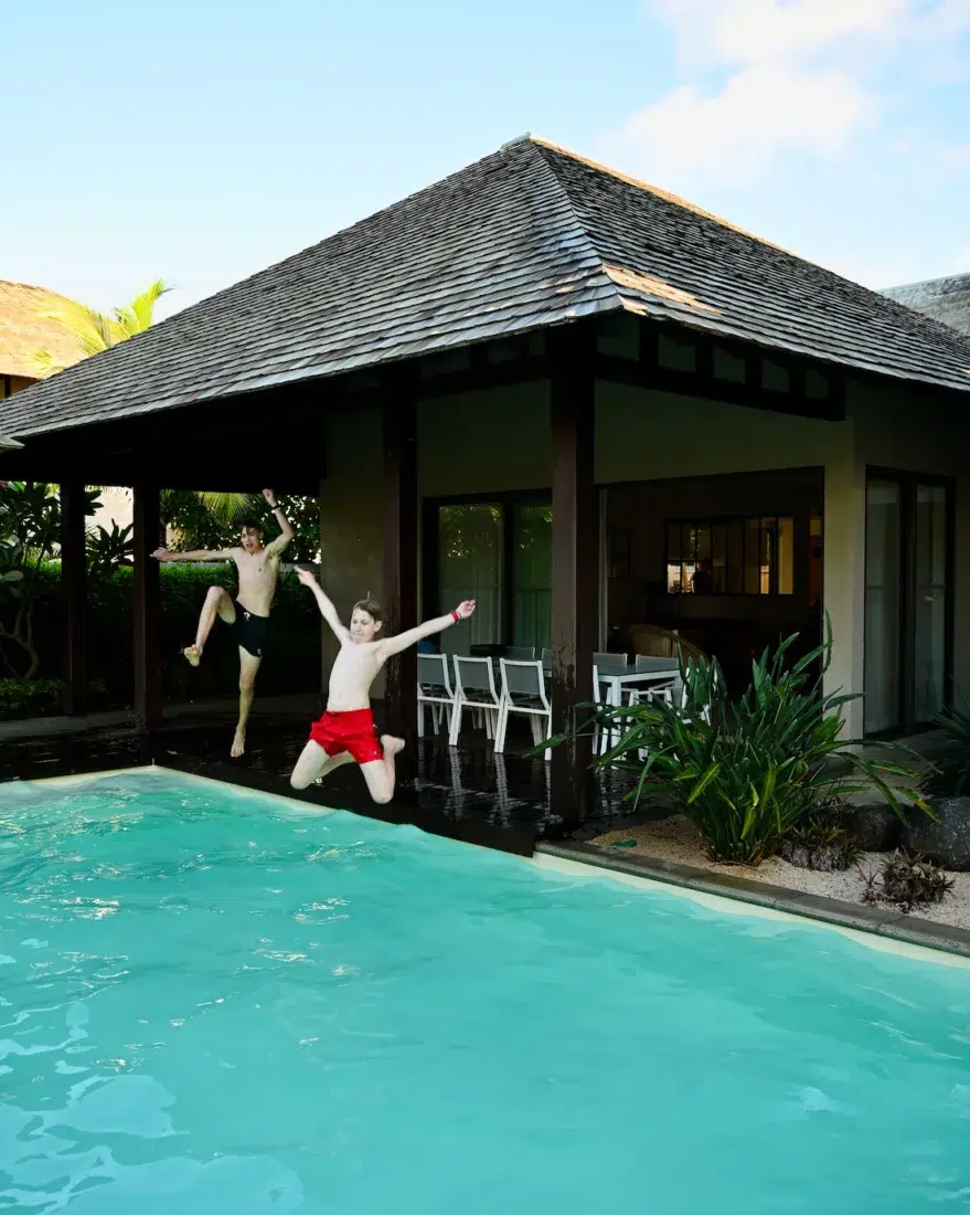 Flo und Ben springen in den Pool im Mythic Suites & Villas