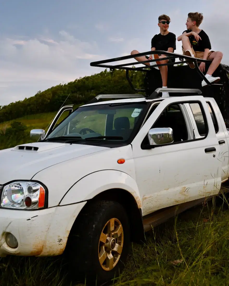 Flo und Ben auf dem Autodach