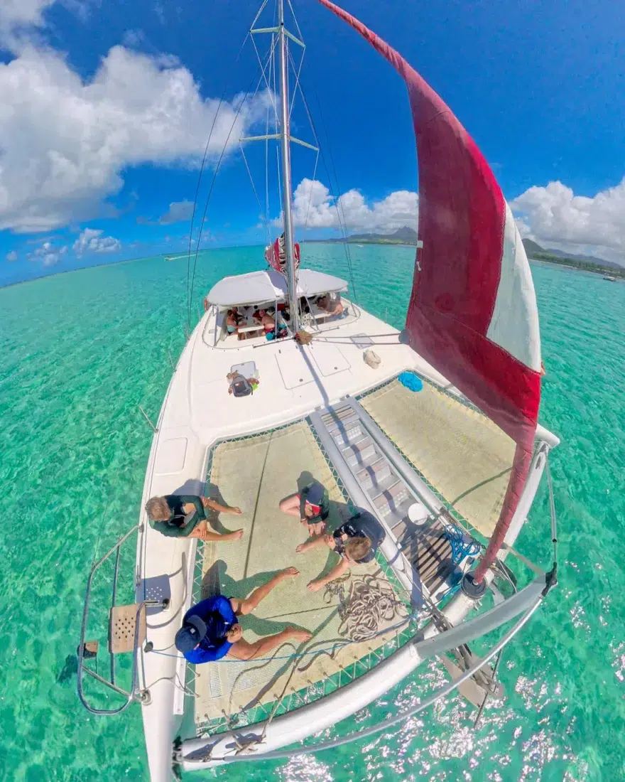 Fravely auf dem Katamaran auf Mauritius