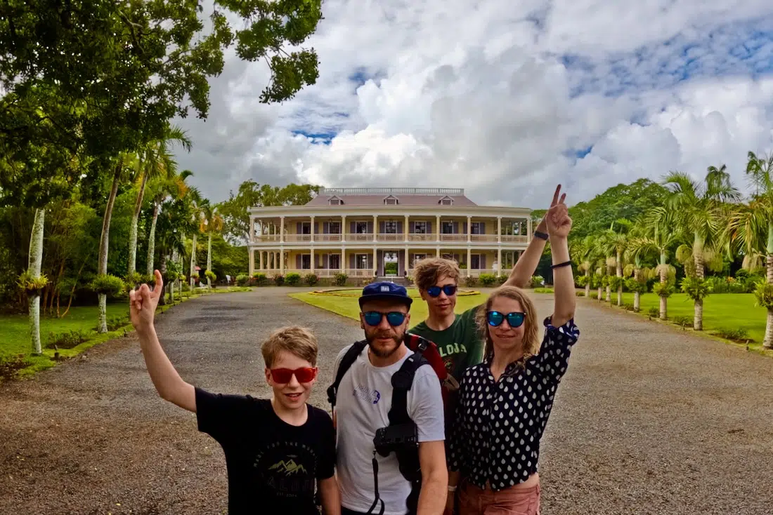 Fravely vor dem Château de Labourdonnais