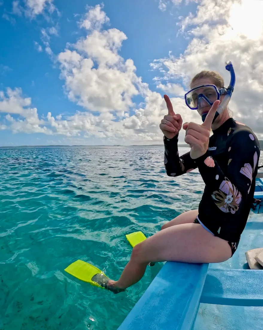 Melanie bereitet sich zum Schnorcheln am C Mourouk vor