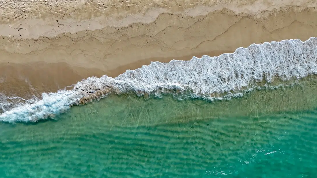 Strand und türkisblaues Wasser auf der Insel Rodrigues
