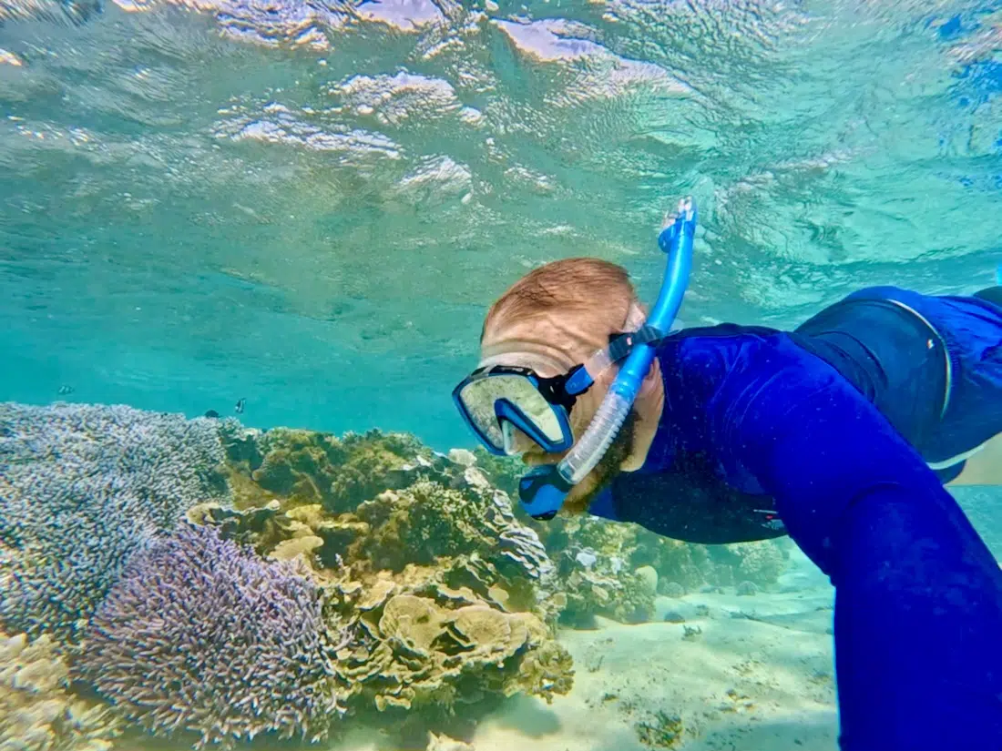 Thomas schnorchelt in der Riviere Banane in Rodrigues