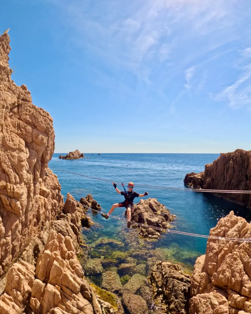 Ben hängt im Via Ferrata Cala del Moli