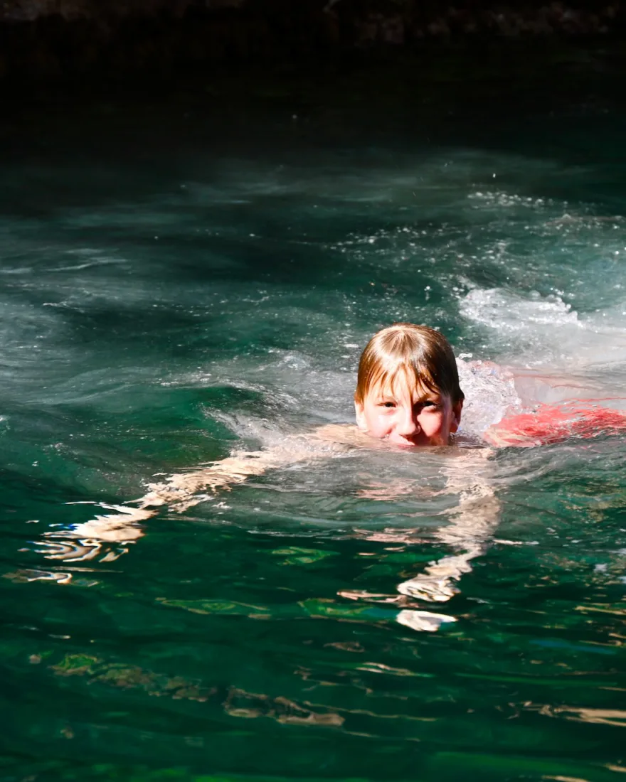 Ben schwimmt im Mittelmeer an der Costa Brava