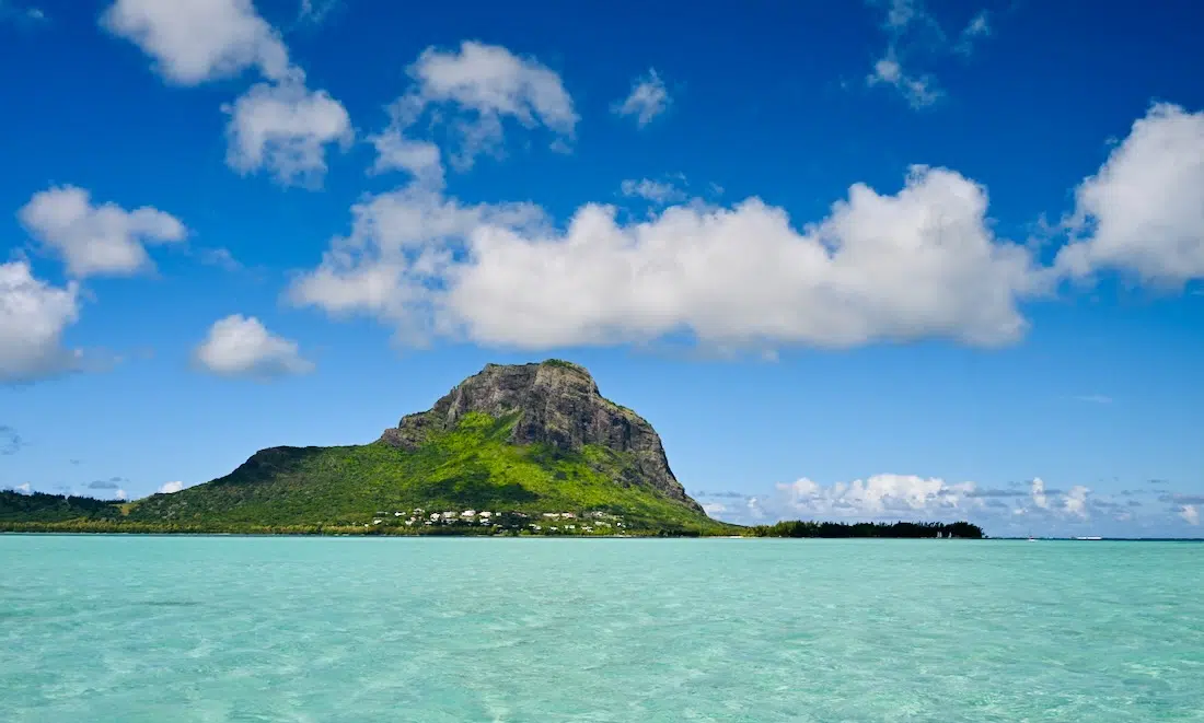 Der Le Morne Brabent vor dem Paradis Beachcomber Golf Resort & Spa