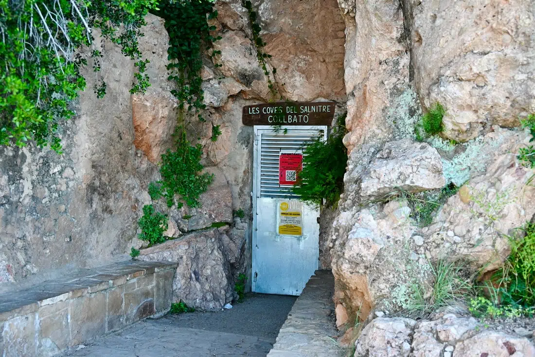 Eingang zur höhle vom Montserrat