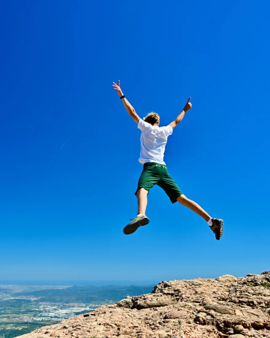 Flo Springt in den Bergen des Montserrat