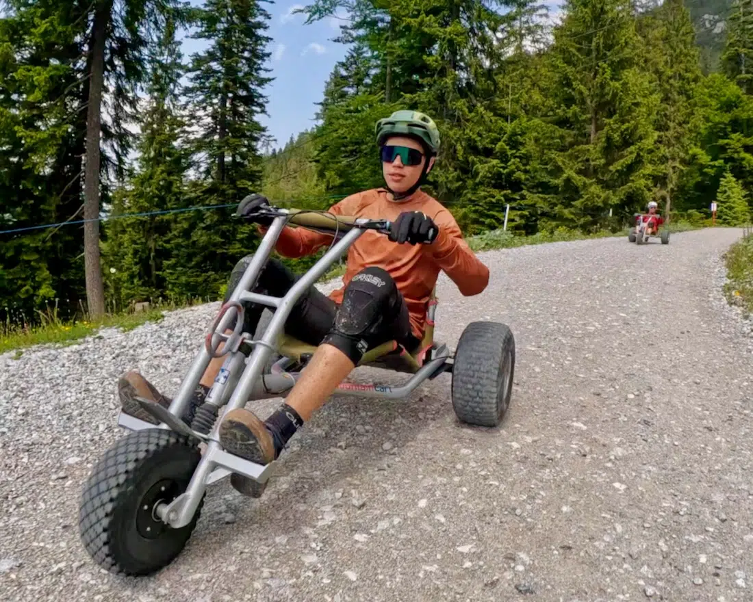 Flo auf dem Mountaincart