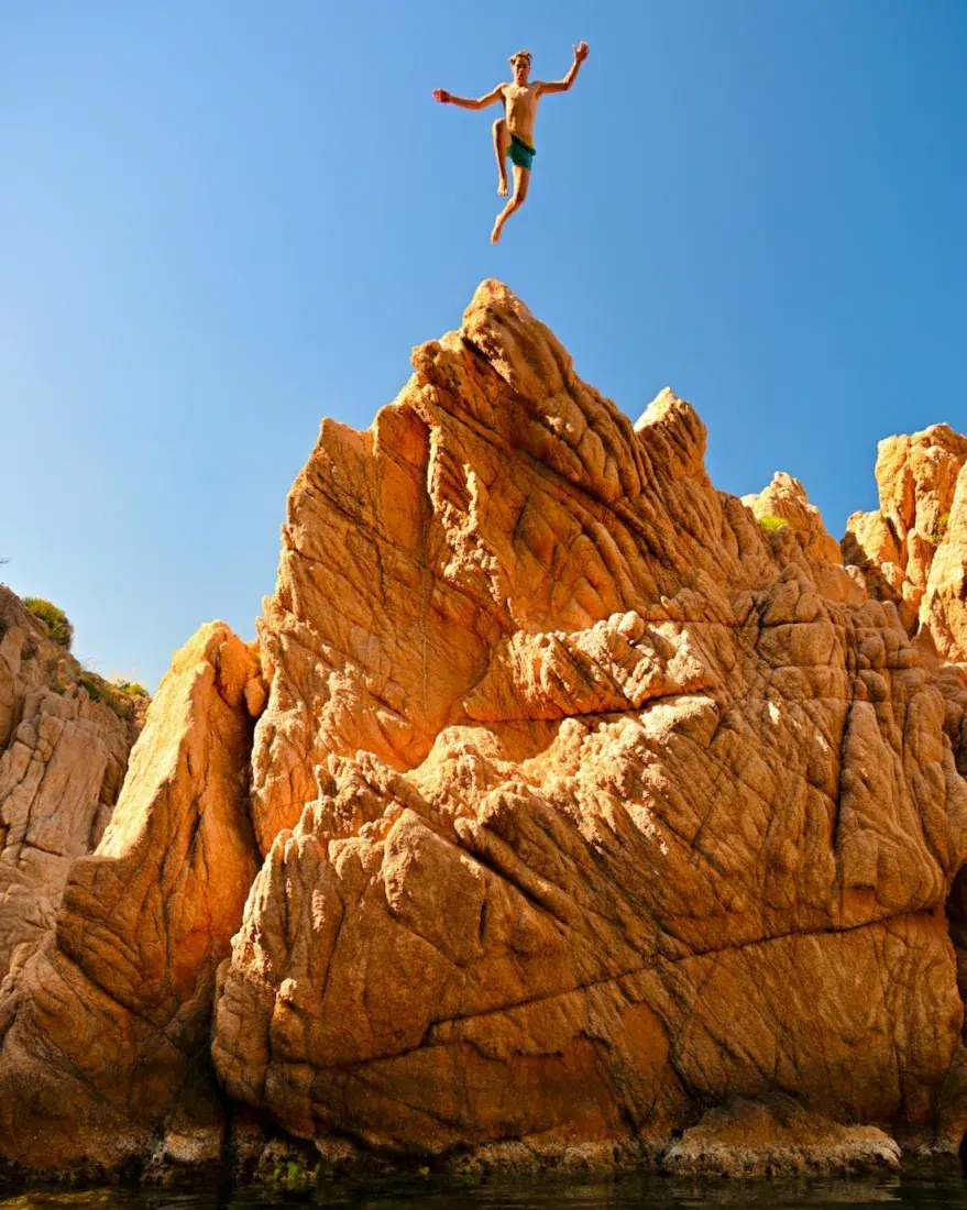 Flo springt von den Klippen der Cotsa BRava
