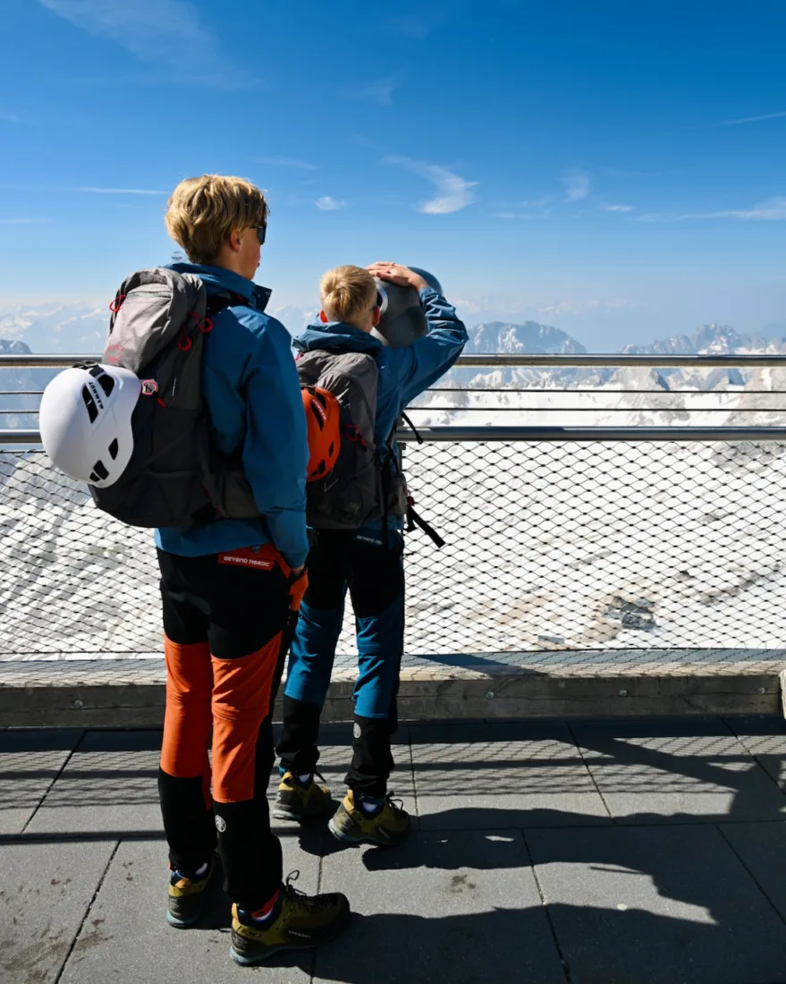 Flo und Ben schauen in die Ferne auf der Zugspitze