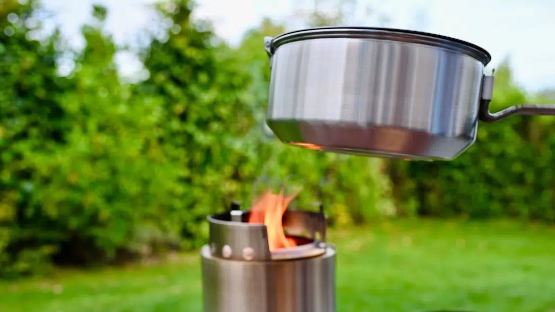 Der Popcorn Topf wird auf den Solo Stove Mesa gestellt