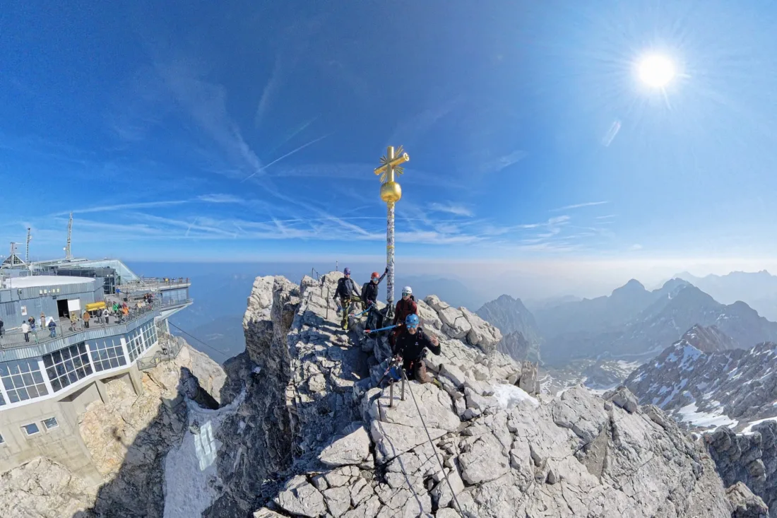Die letzten Meter zur Zugspitze sind gefährlich - Darum gibt es jetzt ein zweites Gipfelkreuz