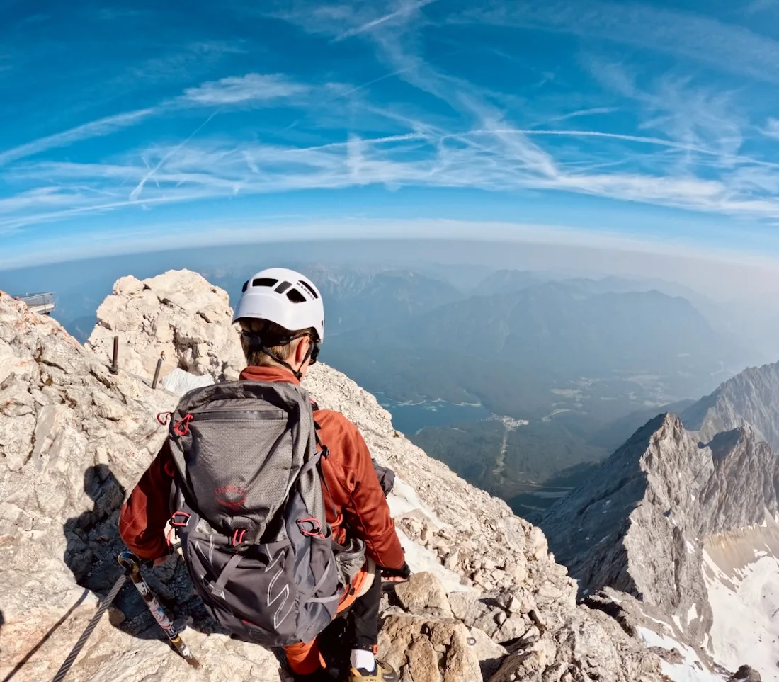 Flo blickt von der Zugspitze auf den Eibsee