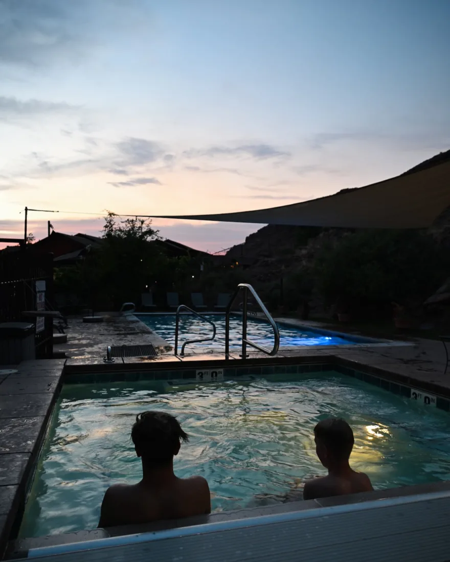 Flo und Ben im Pool in der Moab Springs Ranch