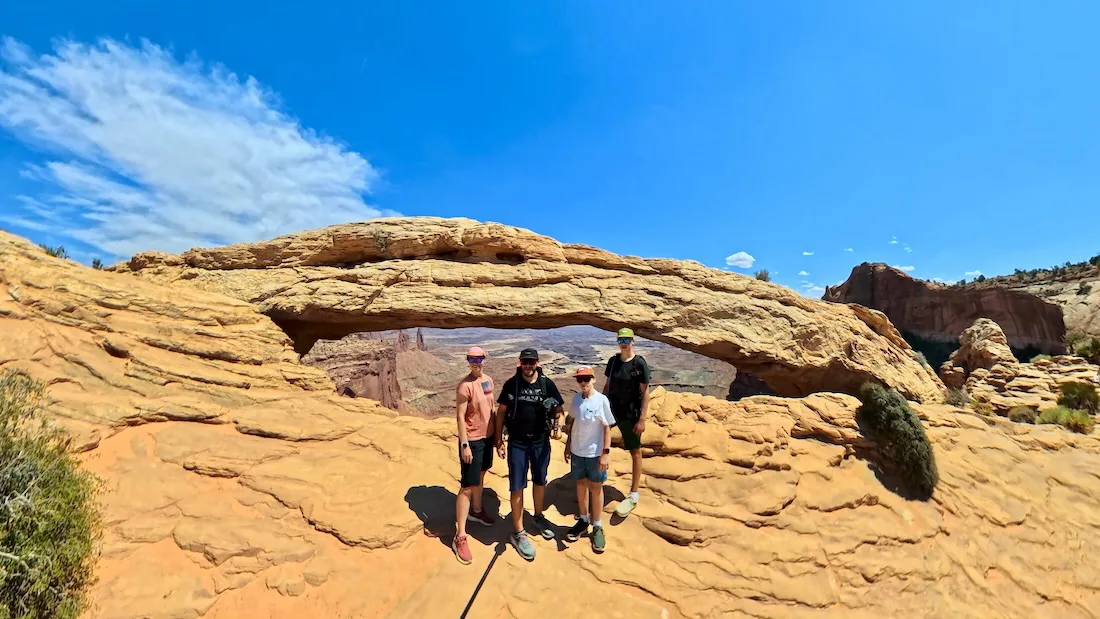 Fravely vor dem Mesa Arch im Canyonlands