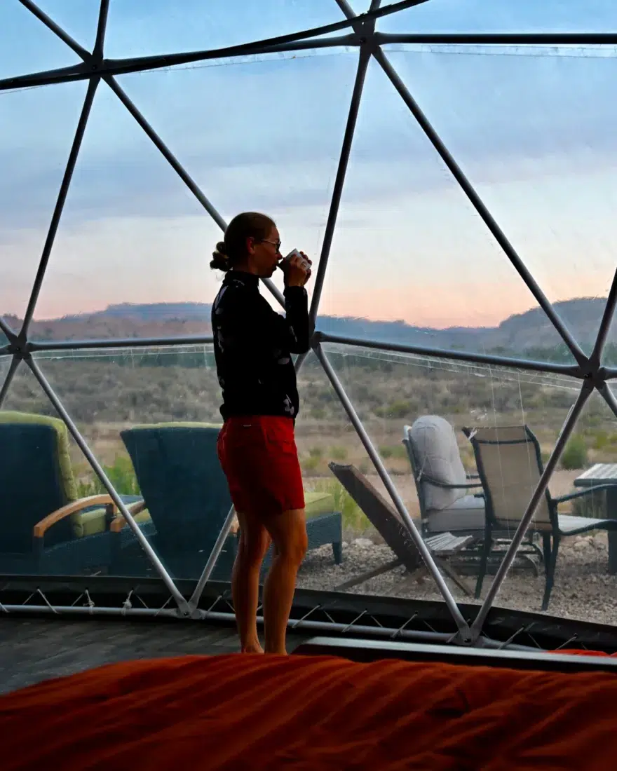 Melanie genießt einen Kaffee im Bryce Glamp and Camp in Utah